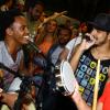 Caio Castro se diverte com amigo e canta com grupo de pagode no Bar da Bud, na Barra da Tijuca, na Zona Oeste do Rio de Janeiro, em 16 de fevereiro de 2014