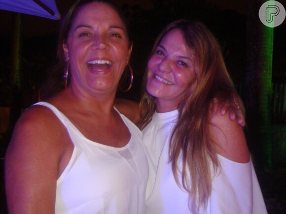 Nilce Valverde e Rosalba, a mãe de Isis Valverde, posam juntas na festa de aniversário de 27 anos da atriz