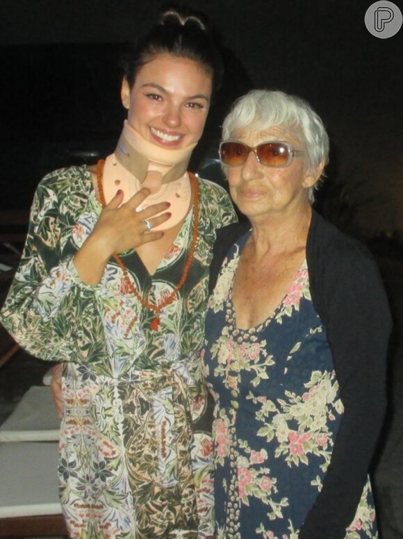 Isis Valverde festejou a chegada dos 27 anos entre familiares e amigos em uma festa íntima em casa. A presença da avó, Manuelina, emocionou a atriz