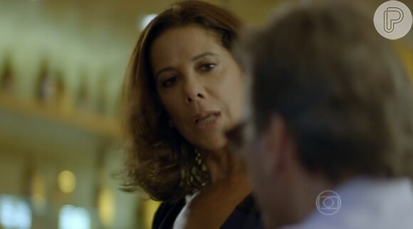 Branca (Ângela Vieira) hostiliza Ricardo (Herson Capri), seu ex-marido, durante jantar do piloto com (Natália do Vale)