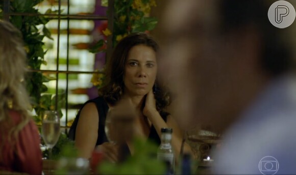Branca (Ângela Vieira) fica enciumada ao ver Ricardo (Herson Capri) jantando com Chica (Natália do Vale)