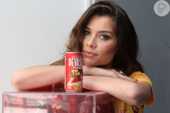 Alinne Moraes estrela nova campanha publicitária da cervejaria Devassa