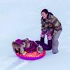 Rihanna estava brincou na neve acompanhada de uma amiga
