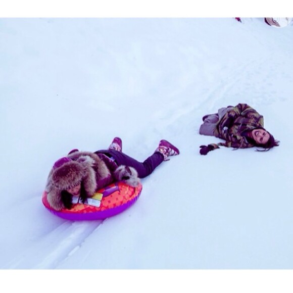 A cantora e a amiga se divertiram escorregando na neve
