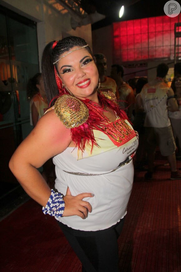 Fabiana Karla curtiu o Carnaval de Salvador com o abadá customizado com aplicações em paetê no decote e detalhes nos ombros