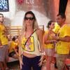 A diretora Amora Mautner investiu em um abadá-camiseta, mostrando a barriguinha sarada