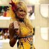 Paris Hilton foi a musa do camarote da Devassa em 2010, e brilhou no Carnaval carioca com um abadá-vestido assinado por Walério Araújo, bordado em paetê, além de acessórios, como maxicolar e adereço de flor na cabeça