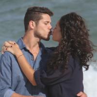 Débora Nascimento e José Loreto se beijam durante ensaio fotográfico na praia