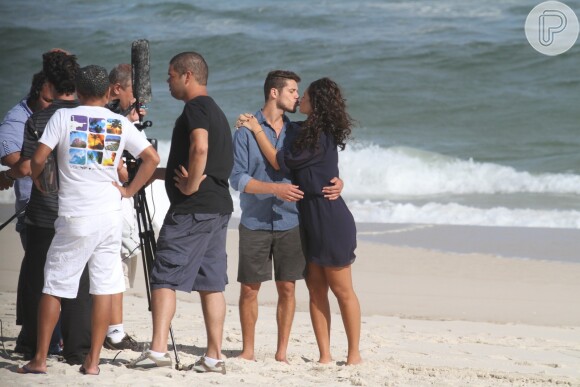 Débora Nascimento e José Loreto realizam ensaio fotográfico nesta sexta-feira, 21 de fevereiro de 2014, na praia da Reserva, no Recreio dos Bandeirantes, Zona Oeste do Rio de Janeiro