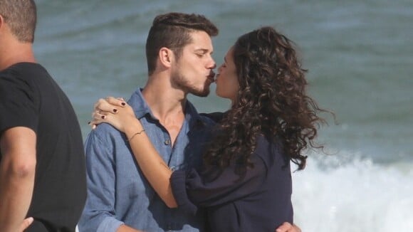 Débora Nascimento e José Loreto se beijam durante ensaio fotográfico na praia