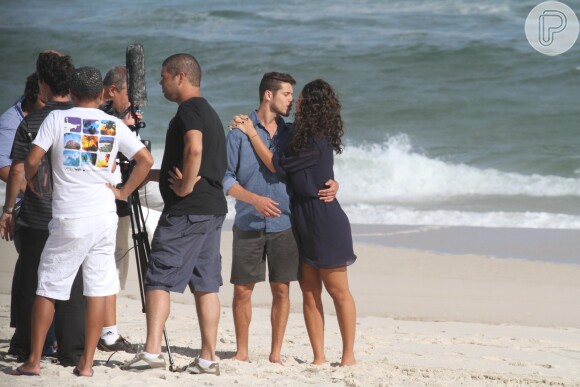Débora Nascimento e José Loreto se beijam em ensaio fotográfico na praia da Reserva, no Rio de Janeiro