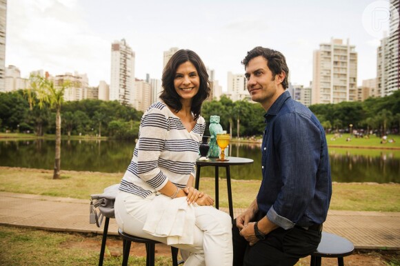 Laerte (Gabriel Braga Nunes) decide abrir uma escola de música com Verônica (Helena Ranaldi) na novela 'Em Família