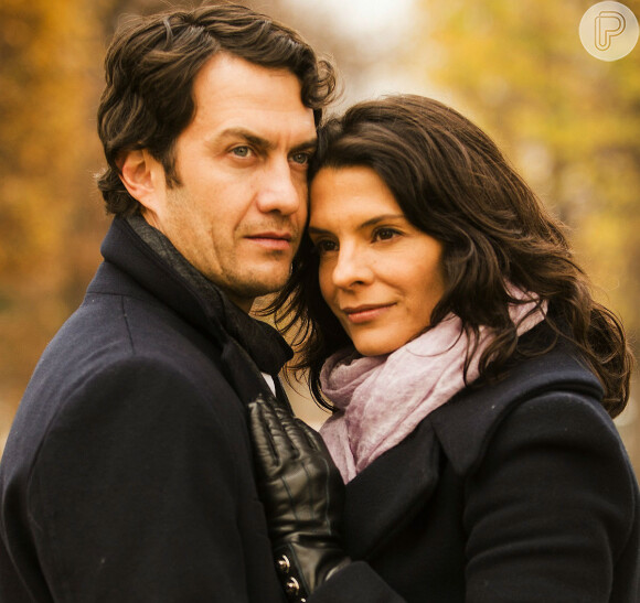 Laerte (Gabriel Braga Nunes) pede que Verônica (Helena Ranaldi) fique com ele e a convida para abrir uma escola de música, na novela 'Em Família', em 4 de março de 2014