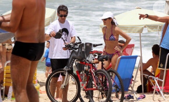 Ingrid chegou ao local de bicicleta, acompanhada pelo marido, Renê Machado