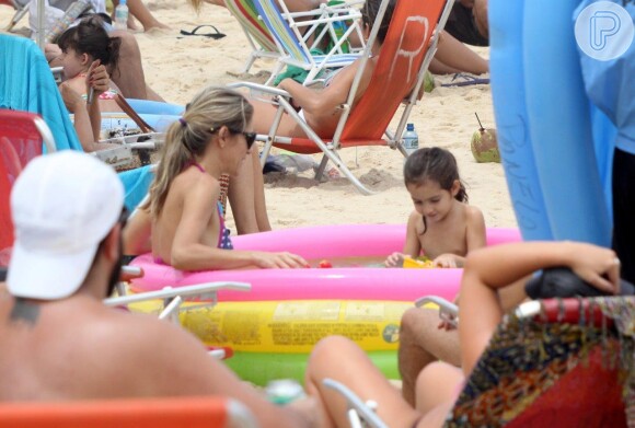 Ingrid Guimarães brincou com a filha em uma piscina de plástico montada na areia da praia