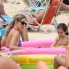 Ingrid Guimarães curtiu o sábado de sol na praia do Leblon ao lado da filha, Clara, e do marido, Renê Machado