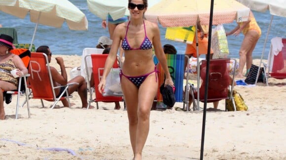Ingrid Guimarães volta a ser loira e exibe boa forma em dia de praia com a filha