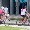 Na hora de ir embora, Renê Machado levou Clara em sua bicicleta e Ingrid foi seguindo o marido