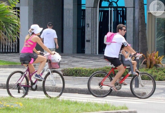 Na hora de ir embora, Renê Machado levou Clara em sua bicicleta e Ingrid foi seguindo o marido