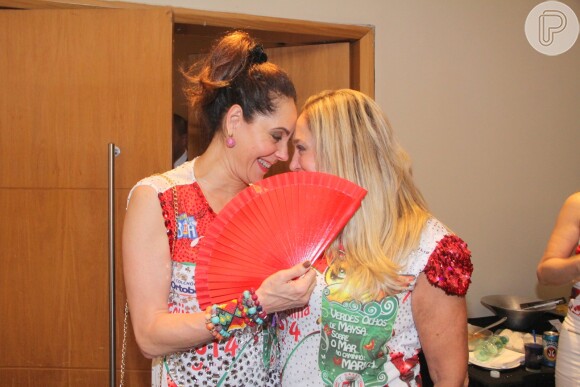 Susana Vieira e Christiane Torloni conversam animadamente durante a feijoada da Grande Rio, neste domingo 23 de fevereiro de 2014