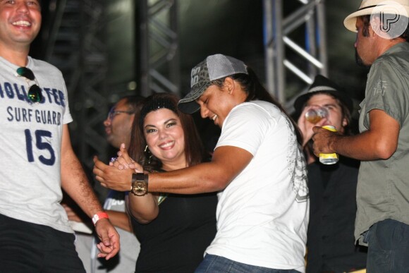 Fabiana Karla dança agarradinha a amigo durante show do Aviões do Forró