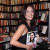 Carolina Ferraz posa com seu novo livro em noite de autógrafos no Rio de Janeiro, na noite desta segunda-feira, 24 de fevereiro de 2014