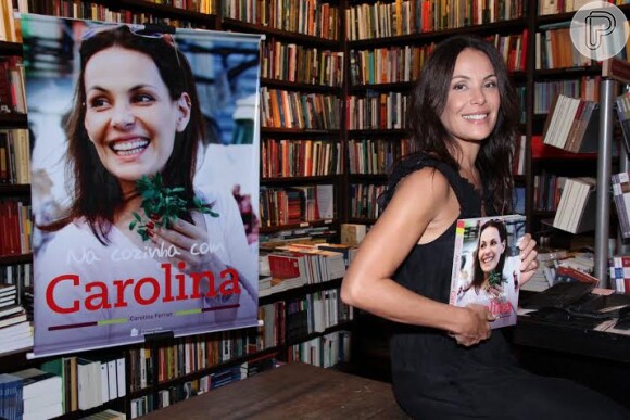 Carolina Ferraz posa com seu novo livro em noite de autógrafos no Rio de Janeiro, na noite desta segunda-feira, 24 de fevereiro de 2014