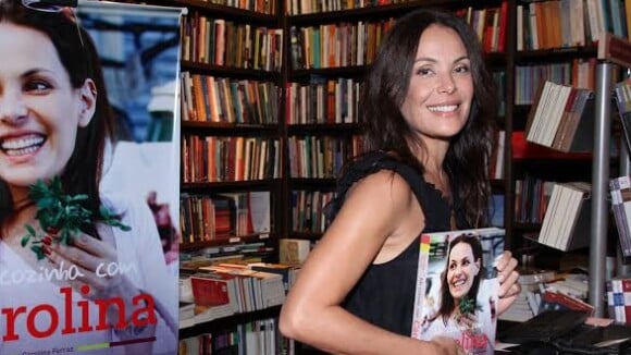 Carolina Ferraz beija o namorado em noite de autógrafos de seu livro no Rio
