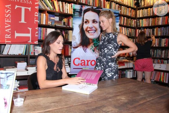 Carolina Ferraz autografa livro para a atriz Carolina Dieckmann em livraria no Rio; noite de lançamento reuniu vários famosos