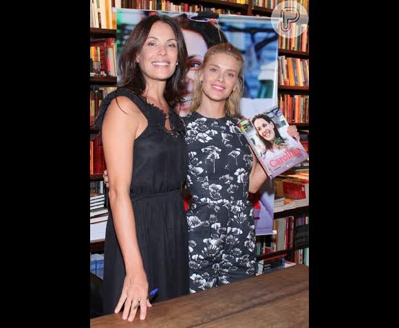Carolina Ferraz e Carolina Dieckmann em noite de autógrafos no Rio; atriz lançou livro de receitas 'Na cozinha com Carolina Ferraz'