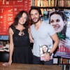 Carolina Ferraz e Ricardo Tozzi em noite de autógrafos do livro da atriz no Rio