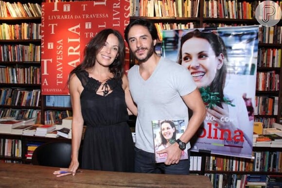 Carolina Ferraz e Ricardo Tozzi em noite de autógrafos do livro da atriz no Rio