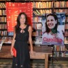 Carolina Ferraz aposta em look simples para noite de autógrafos do seu livro de culinária realizado no Rio
