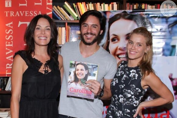 Ricardo Tozzi e Carolina Dieckmann prestigiam noite de autógrafos do livro de culinária de Carolina Ferraz no Rio