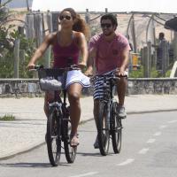 Juliana Alves exibe boa forma durante passeio de bicicleta com o namorado no Rio