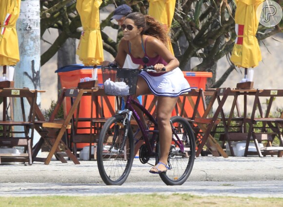 Juliana Alves exibe boa forma durante passeio de bicicleta no Rio de Janeiro