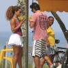 Juliana Alves passeia pela orla da praia do Recreio dos Bandeirantes com o namorado, Guilherme Duarte, nesta terça-feira, 25 de fevereiro de 2014