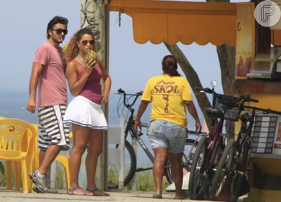 Juliana Alves toma água de coco com o namorado, Guilherme Duarte, nesta terça-feira, 25 de fevereiro de 2014