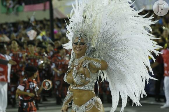 Viviane Araújo desfilou em 2013 como rainha de bateria do Salgueiro; posto é ocupado pela sambista desde 2008, que volta a desfilar pela escola no Carnaval de 2014
