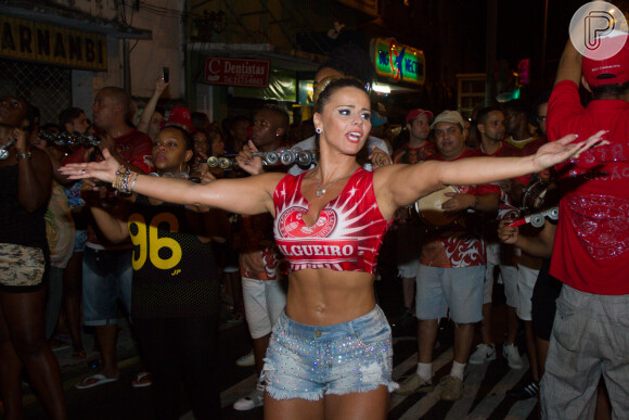 Viviane Araújo samba no ritmo de enredo do Salgueiro, escola de samba na qual é a rainha de bateria do Carnaval 2014