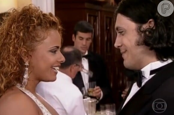 Viviane Araújo encarnou a personagem Rosinha no 'Zorra Total' em 2000; na cena ela aparece com o ator Lúcio Mauro Filho