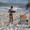 Fabíula Nascimento apostou em biquíni comportado para ir à praia curtiu da praia da Barra da Tijuca, Zona Oeste do Rio de Janeiro