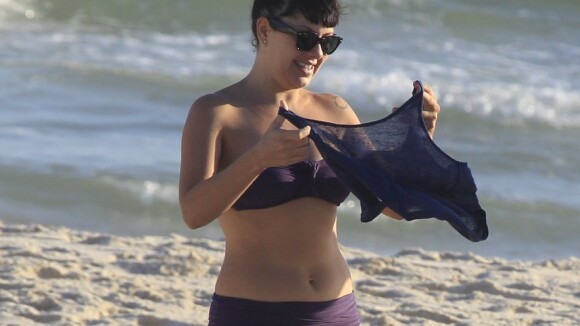 Fabíula Nascimento, de 'Joia Rara', aposta em biquíni discreto para curtir praia