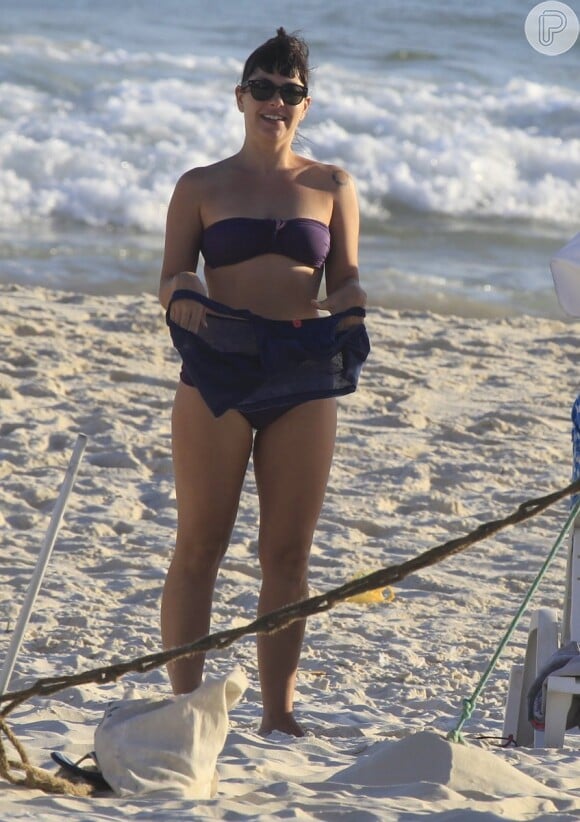 Fabíula Nascimento apostou em biquíni comportado para ir à praia curtiu da praia da Barra da Tijuca, Zona Oeste do Rio de Janeiro