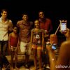 Sacha Bali, Bruno Gissoni e Jorge de Sá posando para fotos com fãs mirins, moradoras da comunidade