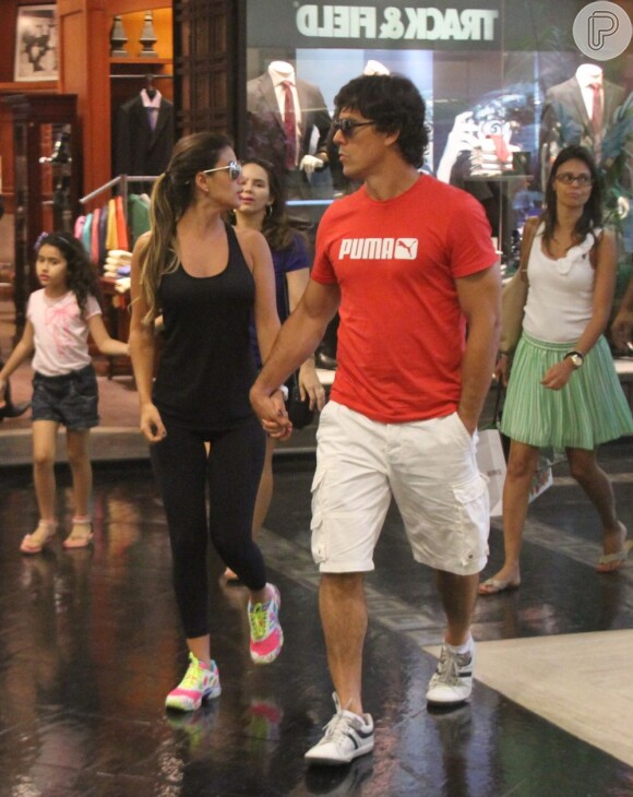 Paula Fernandes usa tênis e roupa de ginástica em passeio pelo shopping