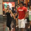 Paula Fernandes passeia de mãos dadas com o namorado, Henrique do Valle, em shopping no Rio de Janeiro, em 14 de janeiro de 2013