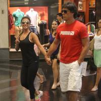 Paula Fernandes, com roupa de malhação, passeia em shopping com o namorado