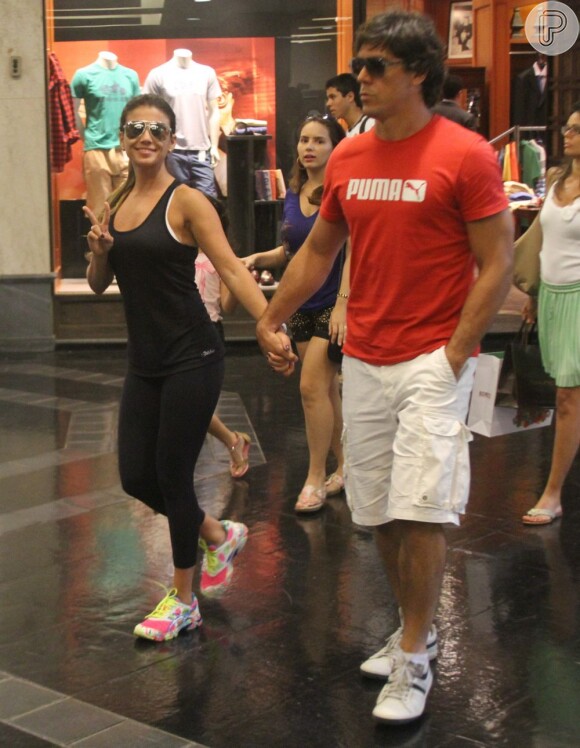 Paula Fernandes passeia de mãos dadas com o namorado, Henrique do Valle, em shopping no Rio de Janeiro, em 14 de janeiro de 2013