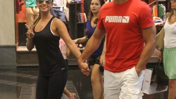 Paula Fernandes, com roupa de malhação, passeia em shopping com o namorado